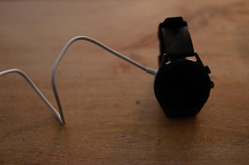 Видно, как заряжаются часы Huawei Watch GT 3.